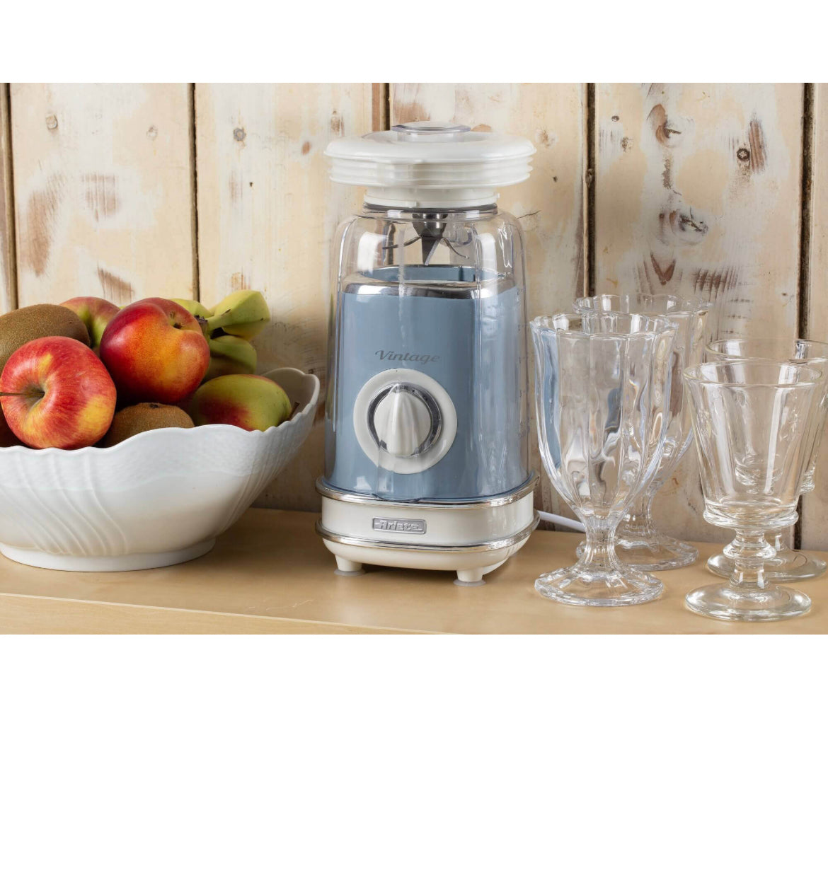 Frullatore Vintage Celeste
0568/15
Blender Salvaspazio con tazza da 1,5 Litri per frullati, smoothies e granite. 6 Lame in Acciaio Inox. 2 Velocità con funzione Pulse. Celeste