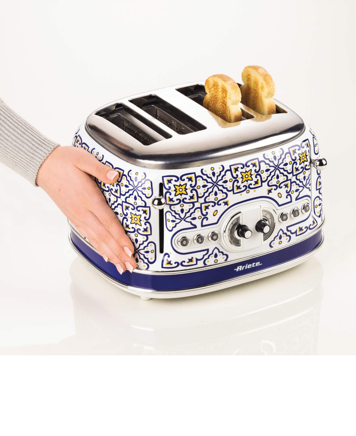 Tostapane 4 fette Capri
0156/0C
4 slot con comandi separati 2x2. 6 livelli di doratura. Espulsione automatica delle fette. Corpo in metallo. Tosta, riscalda e scongela. Senza pinze.