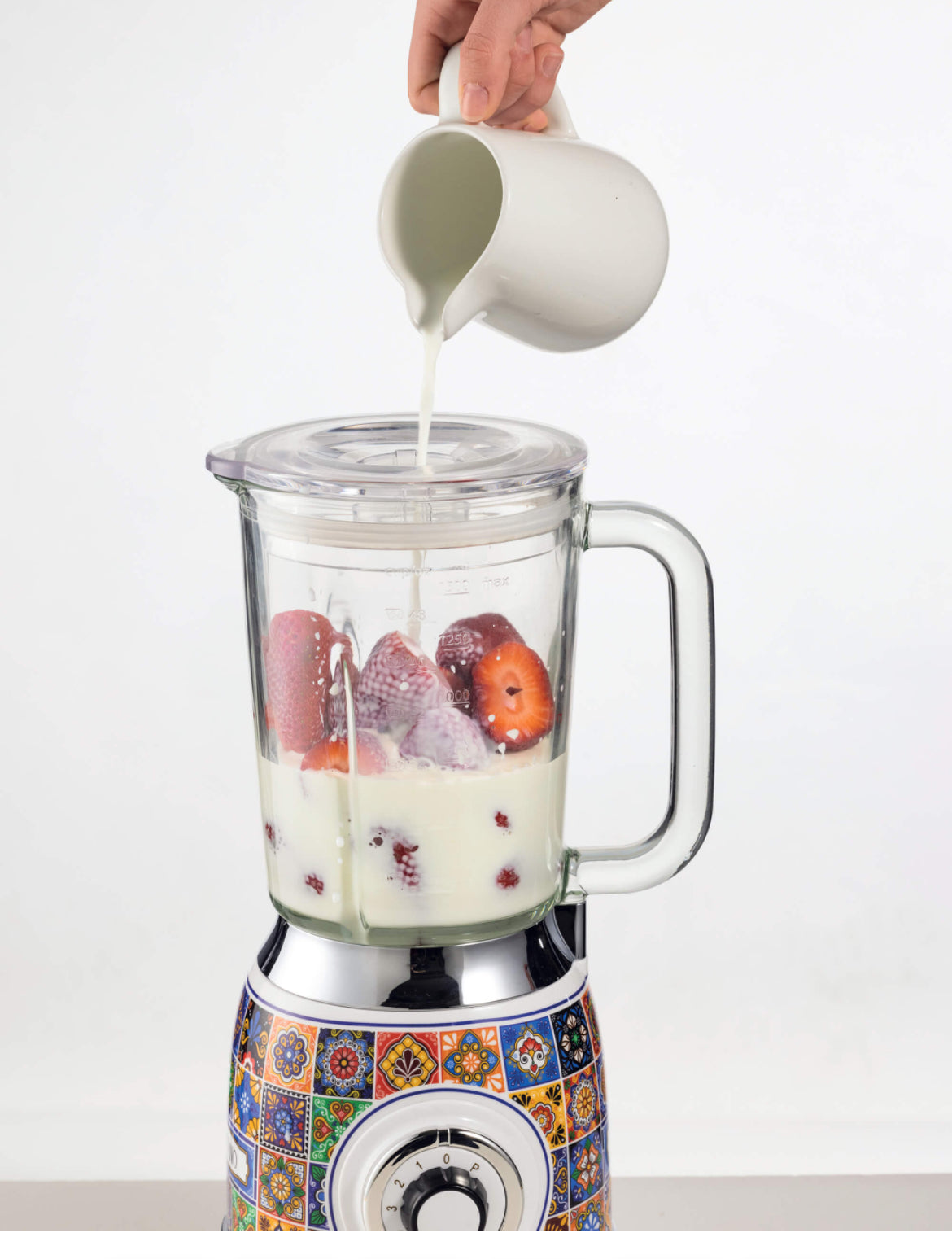 Frullatore con Tazza in Vetro Positano
0583/0P
Tazza in vetro da 1,5 Litri. 4 Velocità + Pulse con funzione tritaghiaccio. 4 Lame in Acciaio Inox.