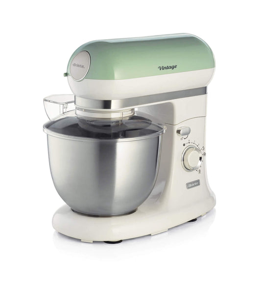 Impastatrice Planetaria Vintage Verde
1588/04
Planetaria con tazza da 5,5 litri in acciaio inox. Gancio impasti duri, frusta impasti morbidi, frusta per montare. 7 velocità per impastare, montare e amalgamare tutti gli ingredienti. Verde