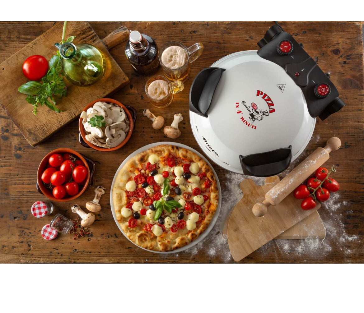 Pizza in 4' minuti Bianco
0918/00
Forno per pizza elettrico in pietra refrattaria con trattamento antiaderente di 32 cm di diametro. 5 livelli di cottura. Temperatura massima 400°. Ideale per cuocere la pizza fatta in casa. Bianco