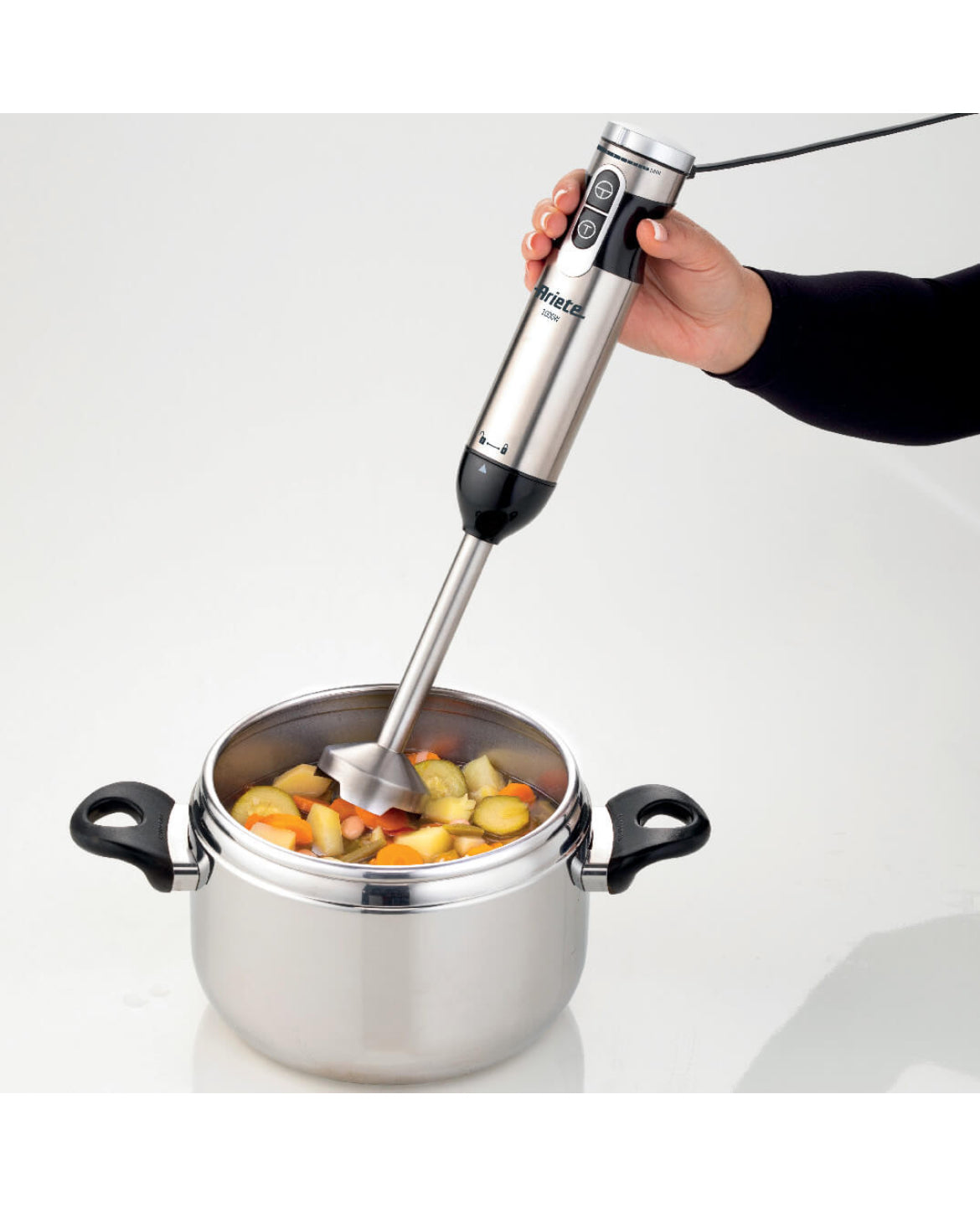 4 Blades Multiprep 7in1
0898/11
1000W. Multifunzione, 7 funzioni: frullare, montare, schiacciare-patate, tritare, grattugiare, tagliare e affettare. Food processor da 2 L e un super alleato per preparare tante ricette