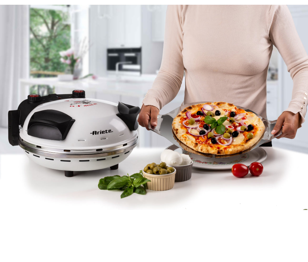 Pizza in 4' minuti Bianco
0918/00
Forno per pizza elettrico in pietra refrattaria con trattamento antiaderente di 32 cm di diametro. 5 livelli di cottura. Temperatura massima 400°. Ideale per cuocere la pizza fatta in casa. Bianco