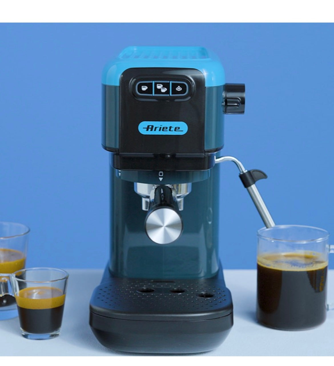 Macchina da caffè espresso Sky Blue
1399/18
Macchina dal design super slim, 14 cm di larghezza, per caffè, cappuccini, tè e tisane. Compatibile con caffè in polvere e cialde ESE. Blu