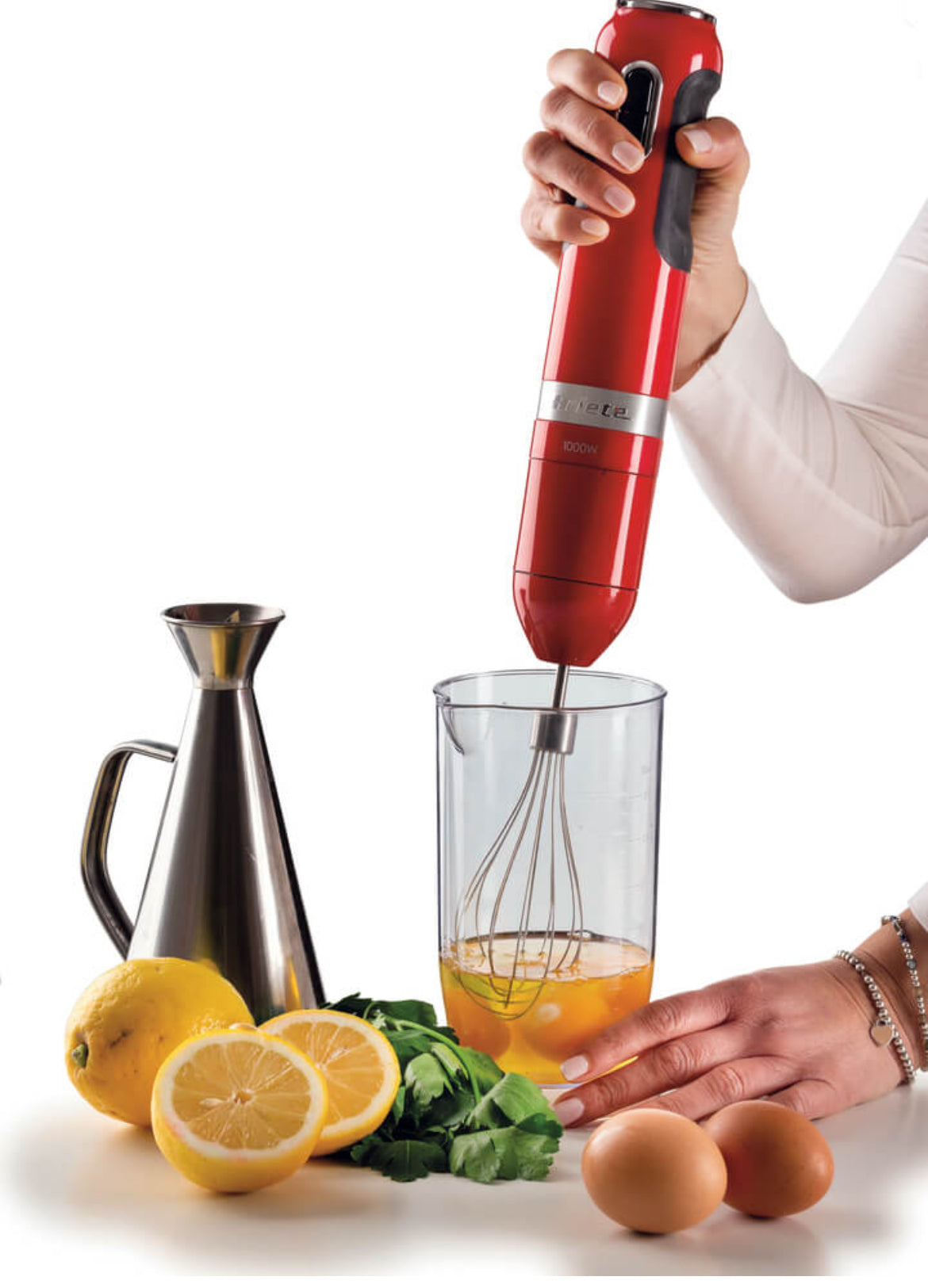 Frullatore a immersione Moderna Rosso
0602/00
3 funzioni in 1. 10 velocità. Lama e Gamba removibile in acciaio inox. Pratico e ideale per ogni angolo della cucina. Rosso