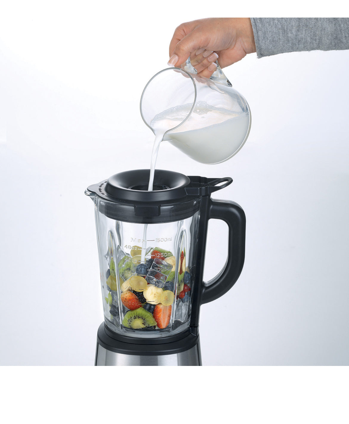 Power Blender 1200W
0579/00
1200W di potenza. 4 lame in acciaio inox. Piedini Antiscivolo. Funzione tritaghiaccio. Pratico e ideale per ogni angolo della cucina. Silver