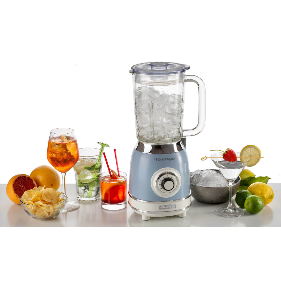 Frullatore con Tazza in Vetro Vintage Celeste
0583/05
Tazza in vetro da 1,5 Litri. 4 Velocità + Pulse con funzione tritaghiaccio. 4 Lame in Acciaio Inox.