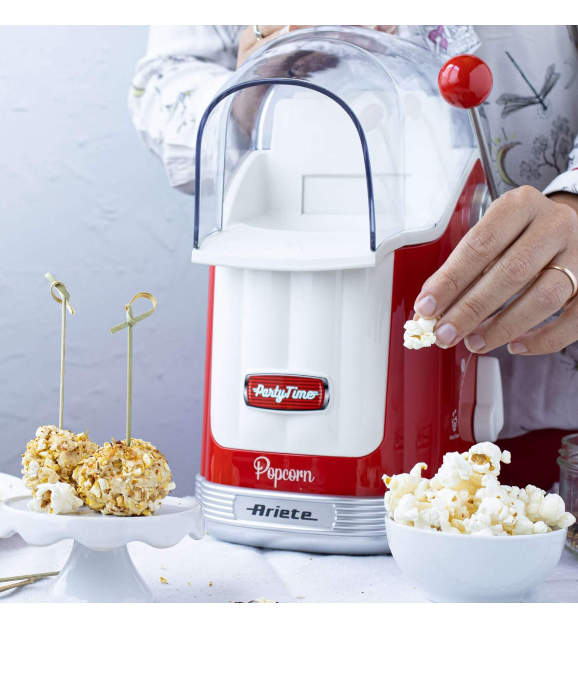 Pop Corn Maker Party Time Rosso
2958/00
Macchina per fare pop corn croccanti, naturali e senza utilizzo di grassi in soli 3 minuti. 1100W. Serbatoio da 600g con leva per dosare 50g alla volta. Rosso.