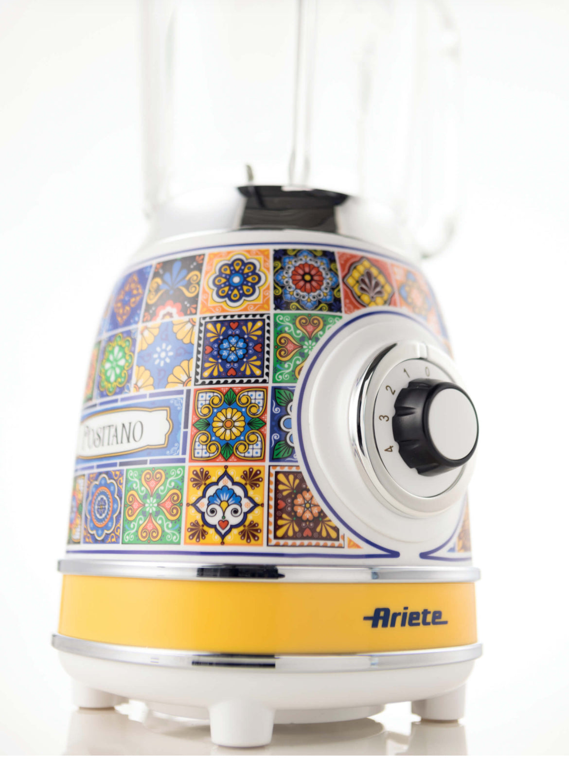 Frullatore con Tazza in Vetro Positano
0583/0P
Tazza in vetro da 1,5 Litri. 4 Velocità + Pulse con funzione tritaghiaccio. 4 Lame in Acciaio Inox.