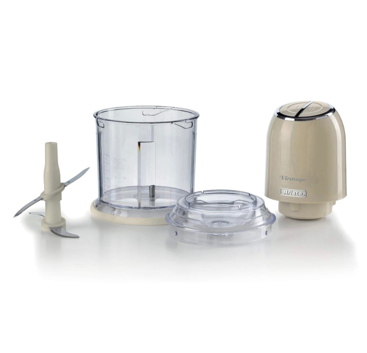 Vintage
Tritatutto Vintage Beige
0438/03
Tritatutto a 2 velocità , 2 pulsanti e 4 lame in Acciaio Inox. Tritaverdure e Tritaghiaccio. Tazza graduata da 600ml.