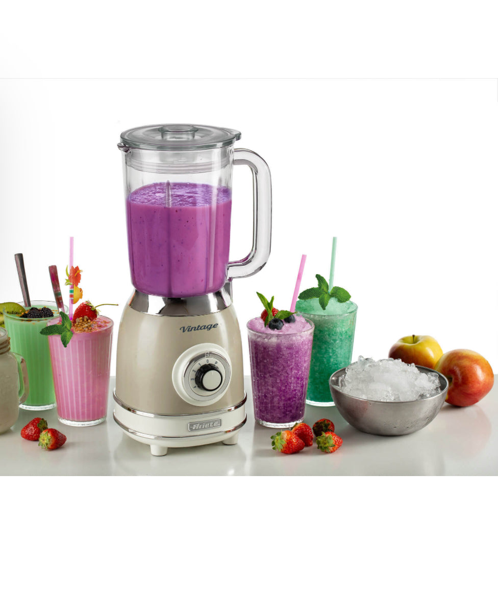 Frullatore con Tazza in Vetro Vintage Beige
0583/03
Tazza in vetro da 1,5 Litri. 4 Velocità + Pulse con funzione tritaghiaccio. 4 Lame in Acciaio Inox.