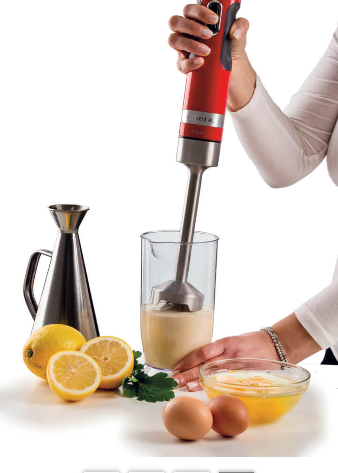 Frullatore a immersione Moderna Rosso
0602/00
3 funzioni in 1. 10 velocità. Lama e Gamba removibile in acciaio inox. Pratico e ideale per ogni angolo della cucina. Rosso