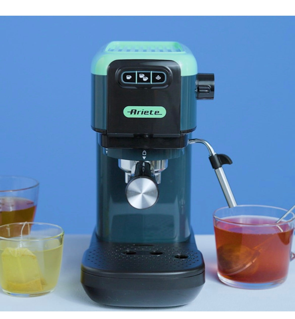 Macchina da caffè espresso Light Aquamarine
1399/17
Macchina dal design super slim, 14 cm di larghezza, per caffè, cappuccini, tè e tisane. Compatibile con caffè in polvere e cialde ESE. Verde