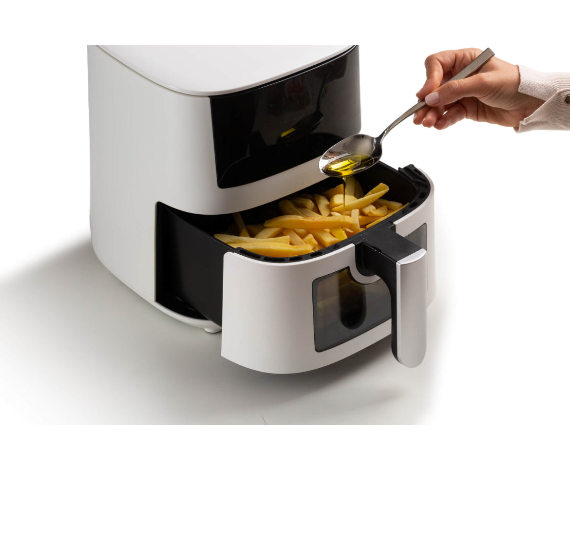 Friggitrice ad aria 4L Bianco
4633/03
Per grandi quantità di fritto e tanta croccantezza. Adatta a fritture di pesce, carne, crocchette, patatine e alimenti impanati. Funzione Grill e Shake. 9 programmi preimpostati ideali per cene in famiglia e con amici