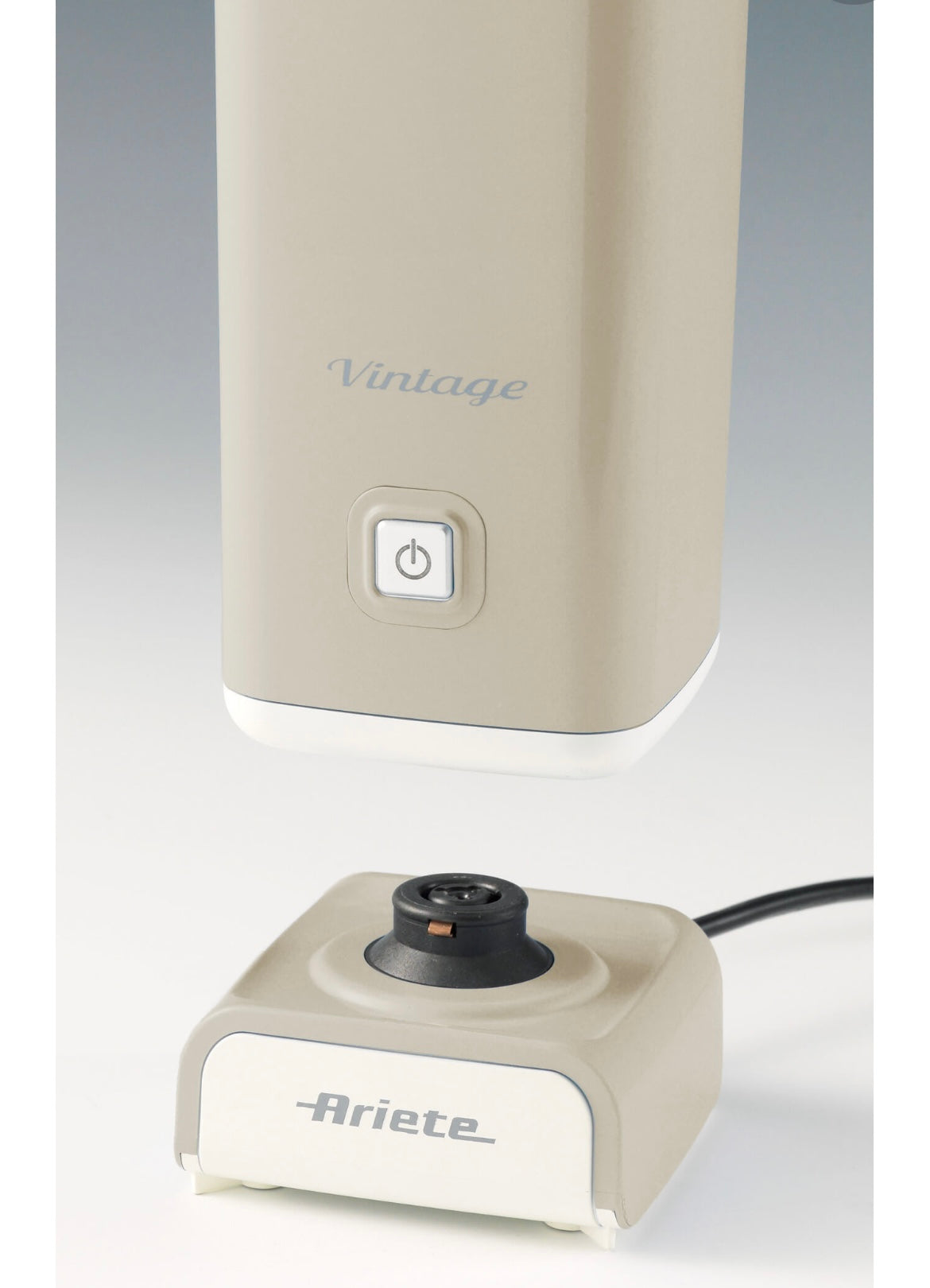 Cappuccinatore Vintage Beige
2878/03
Cappuccino, latte macchiato, caffè latte. Con un solo pulsante monta il latte caldo o freddo in meno di 2 minuti, per le tue colazioni più gustose a casa. Beige