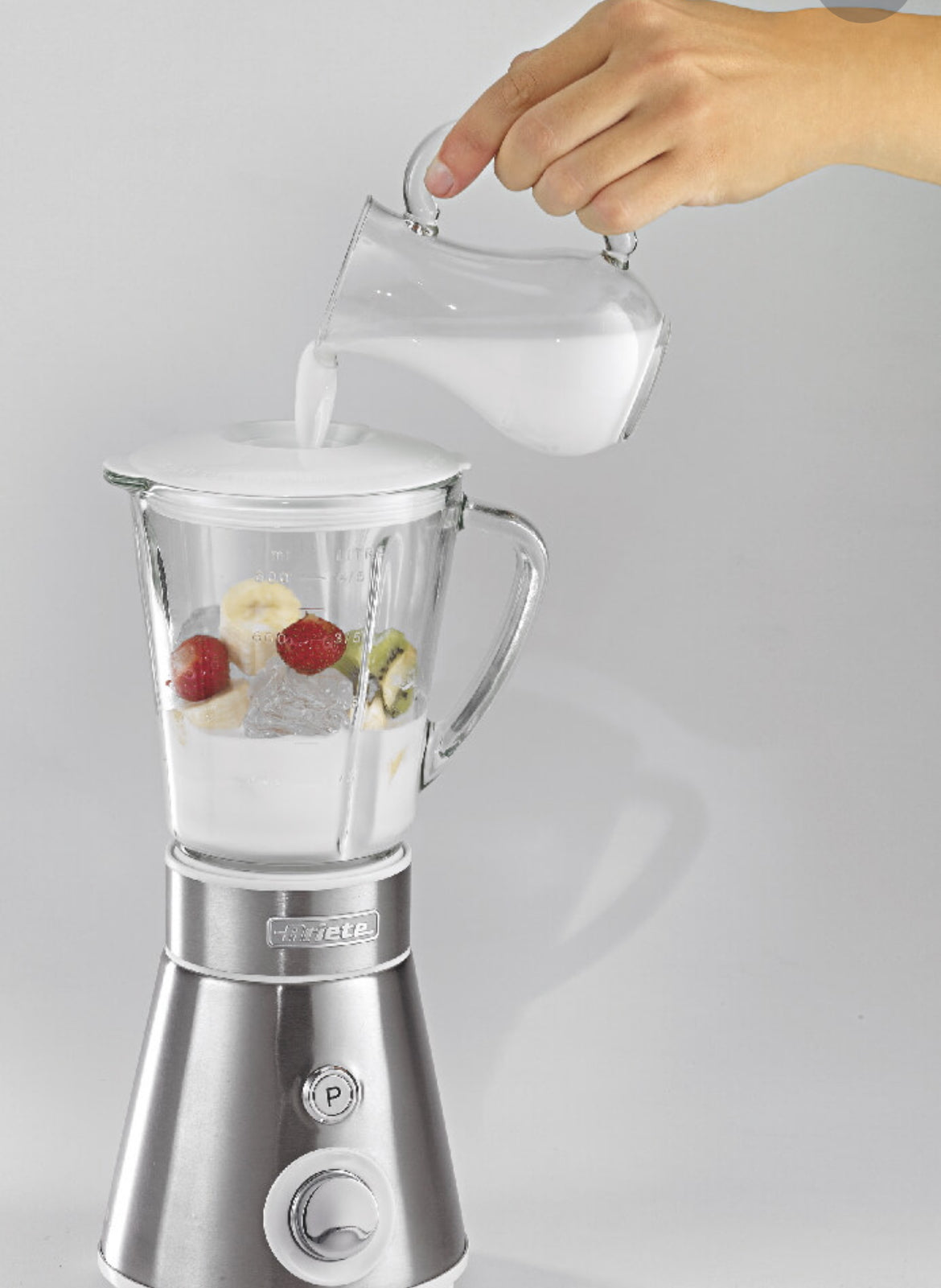 Blendy Metal
0561/00
Dotato di lame in acciaio inox. Capacità tazza in vetro 800 ml. Potenza 300W. 2 velocità + Pulse.