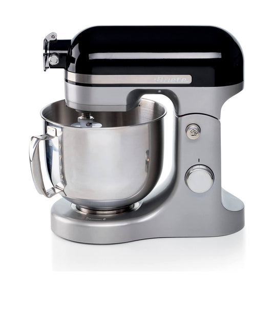 Impastatrice Moderna Nera
1589/02
Planetaria in alluminio pressofuso, design elegante e capiente tazza in acciaio inox da 5,5L con maniglia. Solida, silenziosa e potente grazie ai 1600W e alle 11 velocità di movimento planetario, è ideale per amalgamare,