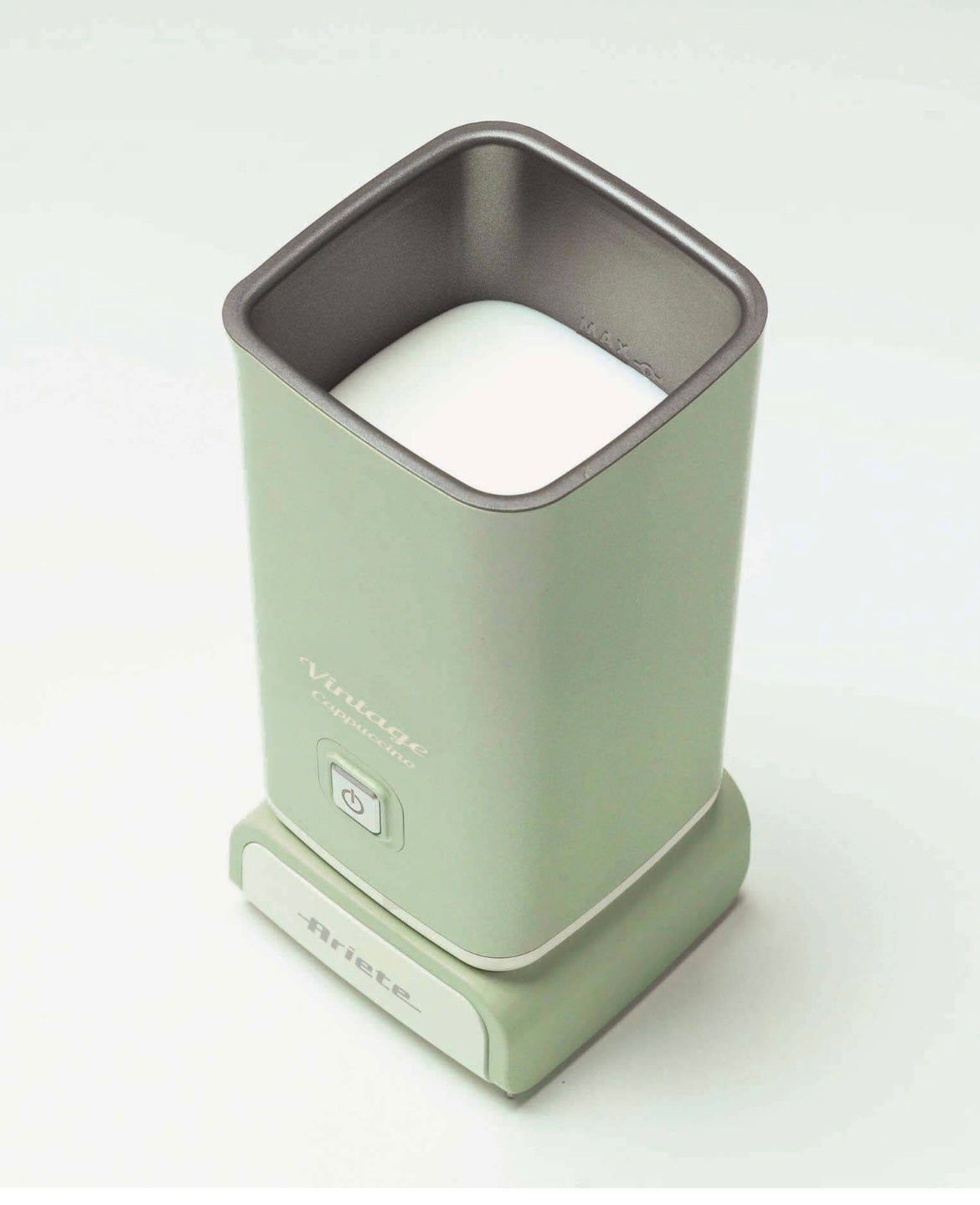 Cappuccinatore Vintage Verde
2878/04
Cappuccino, latte macchiato, caffè latte. Con un solo pulsante monta il latte caldo o freddo in meno di 2 minuti, per le tue colazioni più gustose a casa