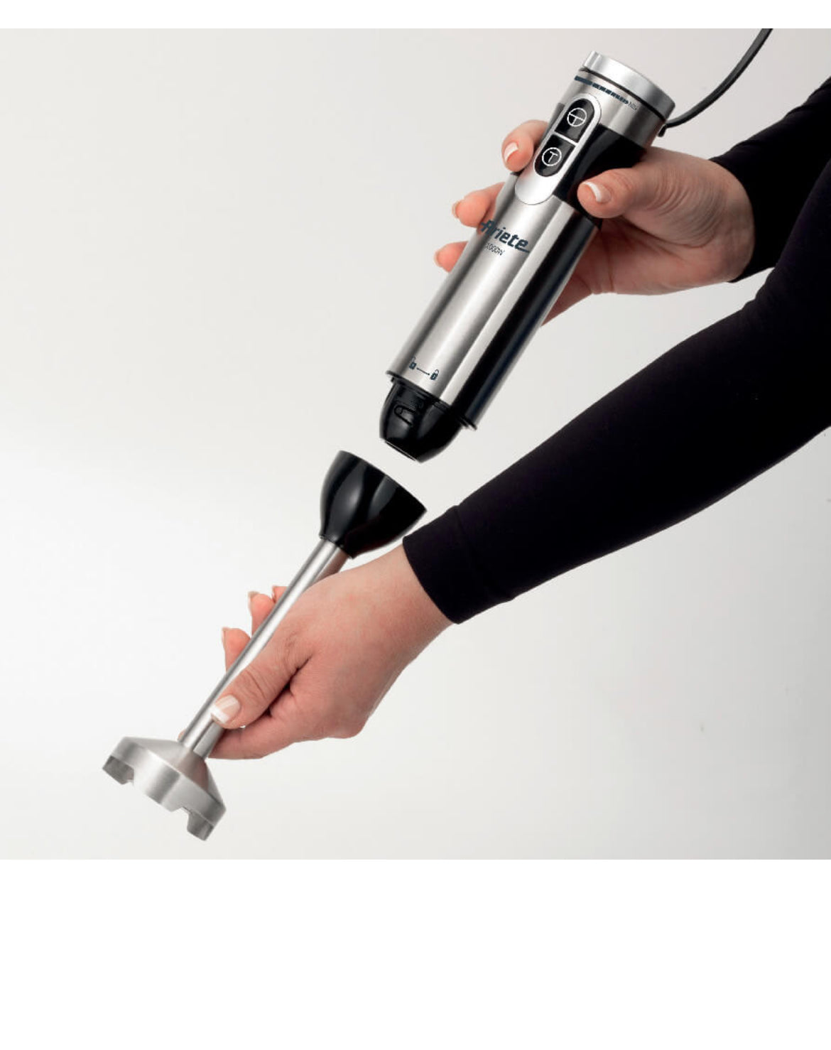 4 Blades Multiprep 7in1
0898/11
1000W. Multifunzione, 7 funzioni: frullare, montare, schiacciare-patate, tritare, grattugiare, tagliare e affettare. Food processor da 2 L e un super alleato per preparare tante ricette