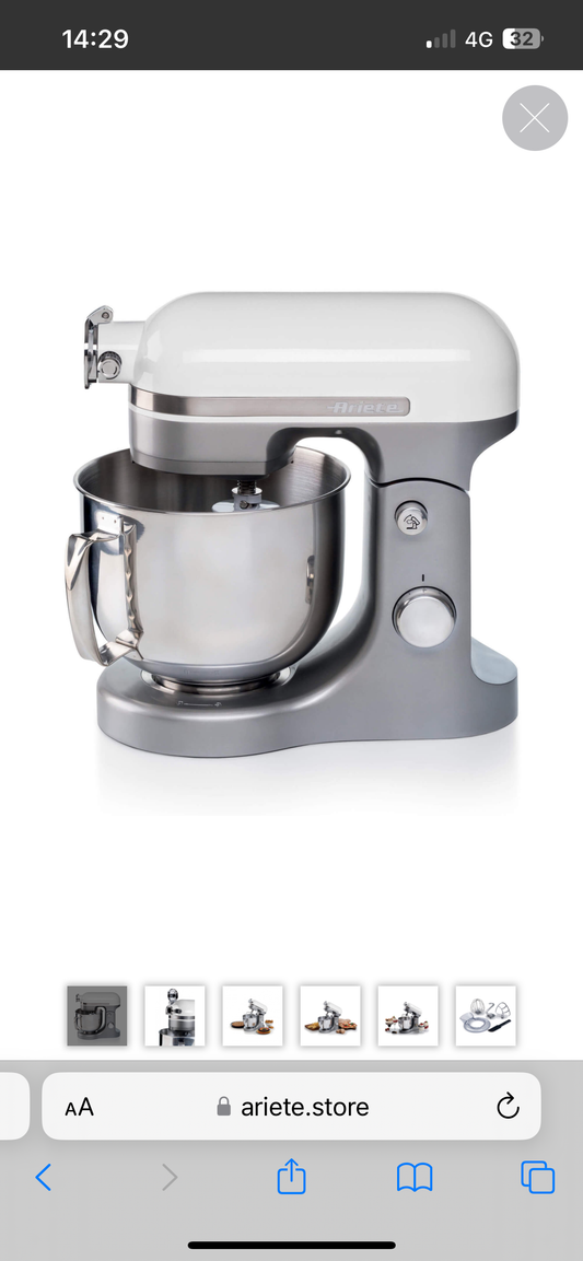 Impastatrice Moderna Bianca
1589/01
Planetaria in alluminio pressofuso, design elegante e capiente tazza in acciaio inox da 5,5L con maniglia. Solida, silenziosa e potente grazie ai 1600W e alle 11 velocità di movimento planetario, è ideale per amalgamare
